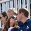 William de mãos dadas com Kate Middleton durante os jogos olímpicos de Londres