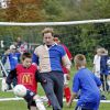 Príncipe William entra em campo com crianças em uma partida de futebol