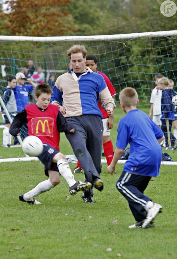 Príncipe William entra em campo com crianças em uma partida de futebol