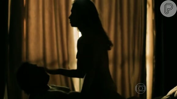 Durante a cena de sexo de Larissa (Grazi Massafera), em 'Verdades Secretas', ela deu um tapa em seu parceiro