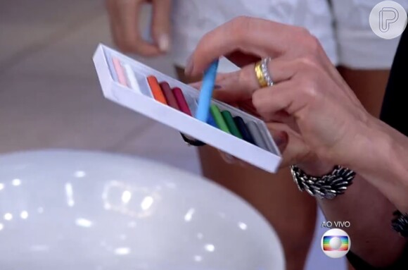 Fátima Bernardes mostrou os pedaços de gizes pastel que foram usados pela blogueira Juliana Goes para pintar o seu cabelo