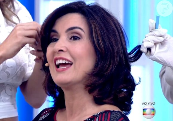 Fátima Bernardes se divertiu ao ter o cabelo levemente pintado com giz pastel no 'Encontro' desta sexta-feira, 19 de junho de 2015: 'Estou gostando'