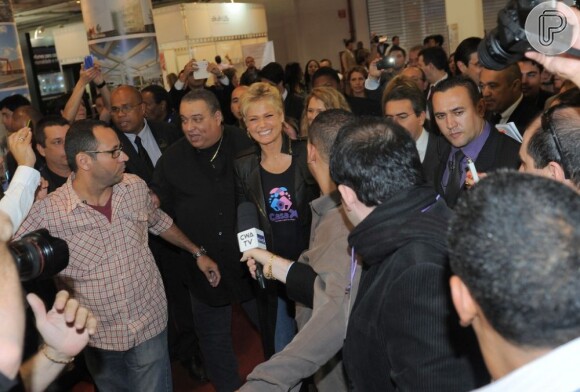 Xuxa chega ao evento em São Paulo rodeada de pessoas
