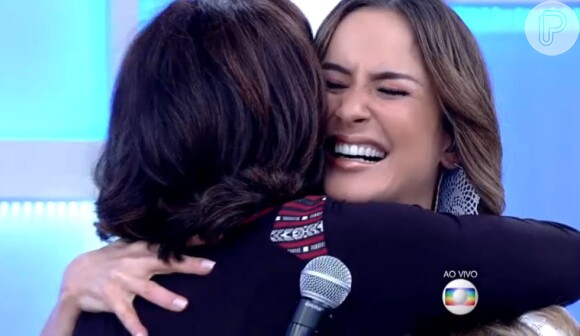Claudia Leitte recebeu um abraço de Fátima Bernardes após contar que continua como técnica do 'The Voice Brasil' na quarta temporada do programa