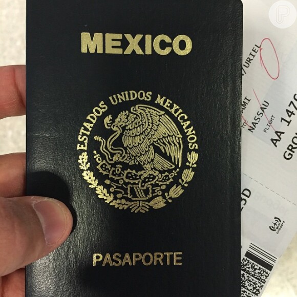 Uriel Del Toro postou foto de seu passaporte e da passagem para Nassau, capital das Bahamas