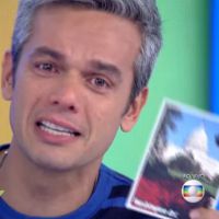 Otaviano Costa chora após ler cartão de fã idosa e lembrar de avós: 'Emoção'