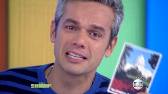 Otaviano Costa chora após ler cartão de fã idosa e lembrar de avós: 'Emoção'