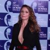 Rita Guedes vai com decote ousado ao Prêmio de Música Brasileira