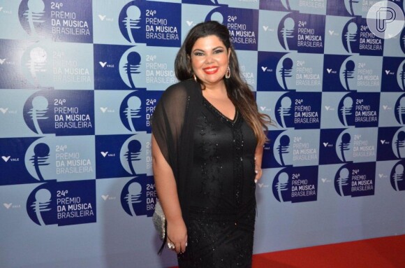 Fabiana Karla escolhe look preto para o Prêmio de Música Brasileira
