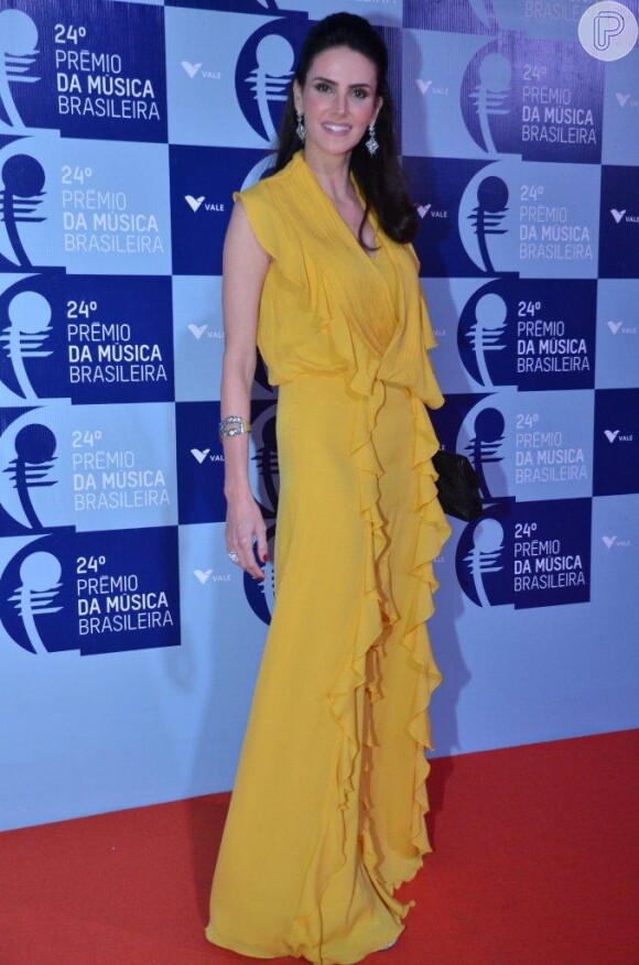 Lisandra Souto escolhe vestido longo amarelo para o Prêmio de Música Brasileira