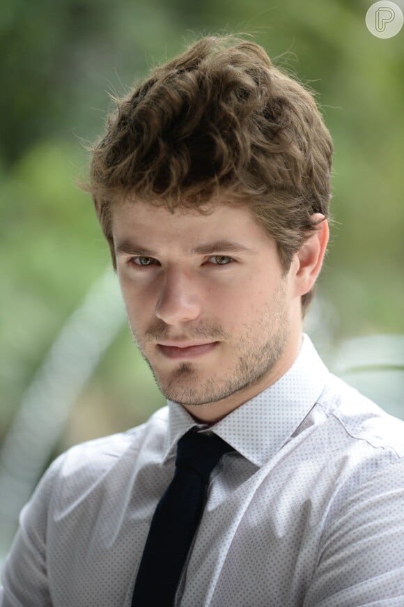 Benjamin (Maurício Destri) é apaixonado por Mari (Bruna Marquezine), na novela 'I Love Paraisópolis'