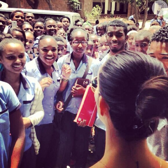 Cleo Pires visitou escolas da cidade de Santa Catarina, em Cabo Verde. Ela foi país a convite de um amigo que tem um projeto de levar água às escolas