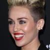 Miley Cyrus aparece com acessório dourado nos dentes em evento no teatro El Rey em Los Angeles, nos EUA, em 12 de junho de 2013