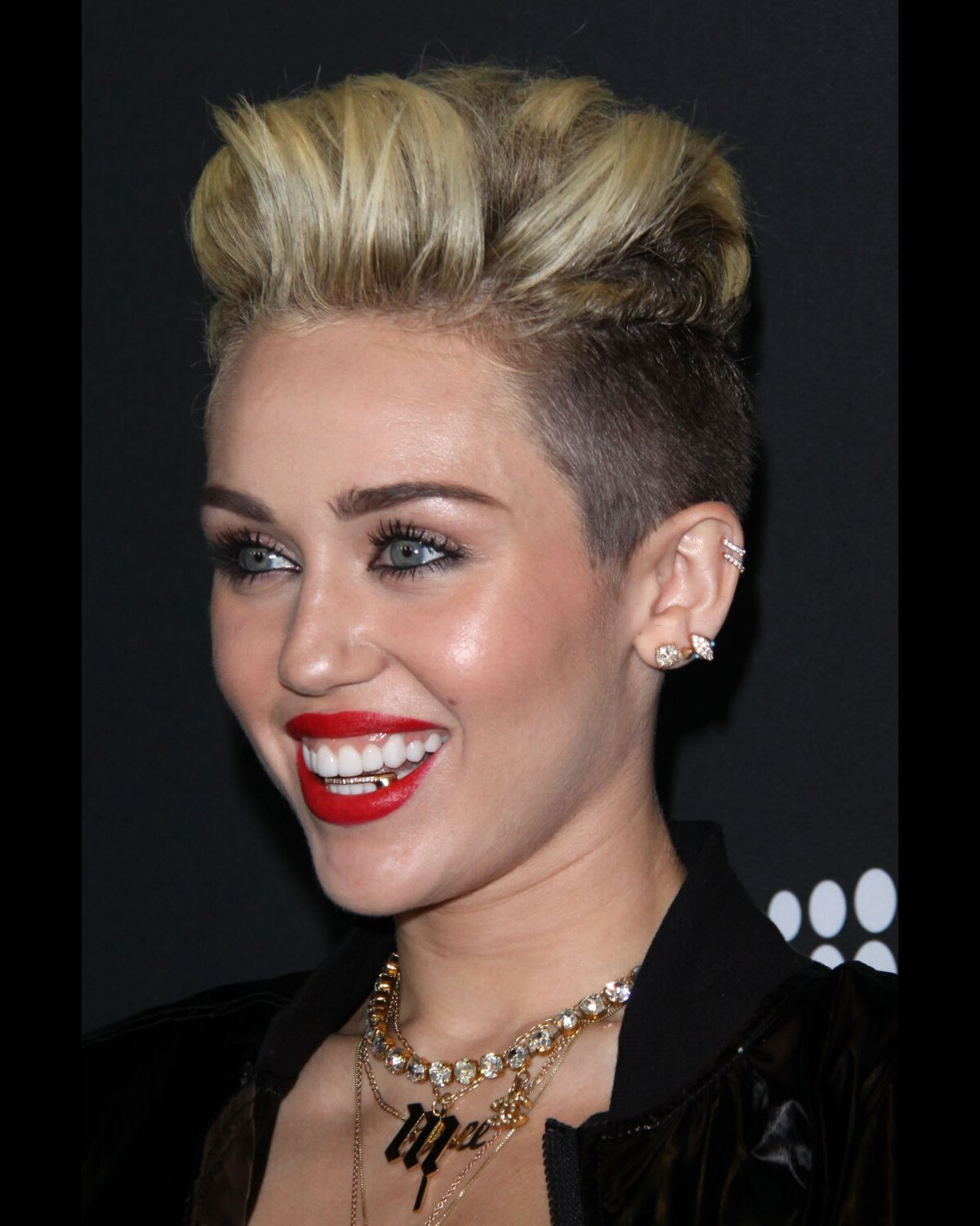 Foto Miley Cyrus Aparece Com Acessório Dourado Nos Dentes Em Evento No Teatro El Rey Em Los 4234