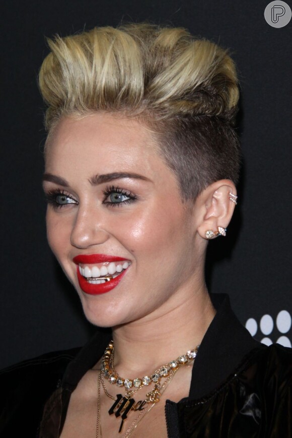 Miley Cyrus aparece com acessório dourado nos dentes em evento no teatro El Rey em Los Angeles, nos EUA, em 12 de junho de 2013