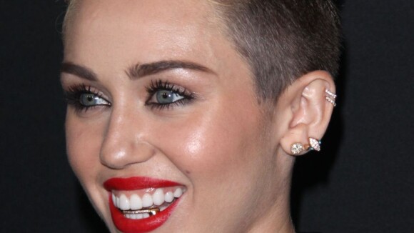 Após sair com Justin Bieber, Miley Cyrus exibe acessório dourado nos dentes