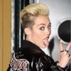Miley Cyrus faz careta em evento em Los Angeles, nos EUA
