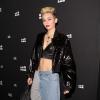 Miley Cyrus usa calça de cintura baixa e top mostrando a barriguinha