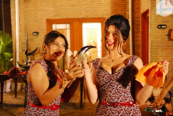 Maria Paula brinca com a personagem de Dira Paes em 'Caminho das Índias'