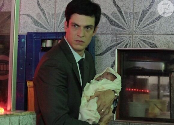 Félix (Mateus Solano) relembra a noite em que roubou o bebê da irmã e jogou em uma caçamba de lixo, em 'Amor à Vida'