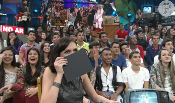 Serginho Groisman exibe no telão do programa imagens de Monica Iozzi dançando 'sofrência' para que pablo confira o desempenho da atriz e apresentadora