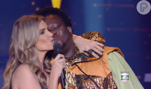 No programa 'SuperStar' deste domingo (28), Fernanda Lima recebeu um 'selinho', sem querer, do vocalista Biggy da banda 'Dois Africanos'