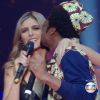 Fernanda Lima recebe carinho de Izy, um dos vocalistas da banda 'Dois Africanos', no palco do programa 'SuperStar'