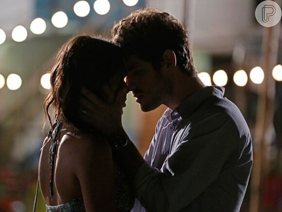 Benjamin (Maurício Destri) e Mari (Bruna Marquezine) se beijam, na novela 'Sete Vidas'