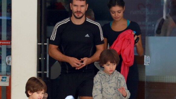 Sophie Charlotte e Daniel de Oliveira deixam academia ao lado dos filhos do ator