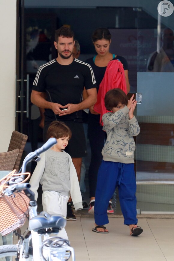 Sophie Charlotte e Daniel de Oliveira deixam a academia após manhã dedicada à malhação acompanhados do filho do ator