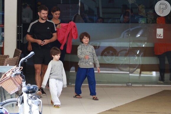 Sophie Charlotte e Daniel de Oliveira levaram os filhos do ator: Raul, de 6 anos e Moisés, de 4 anos