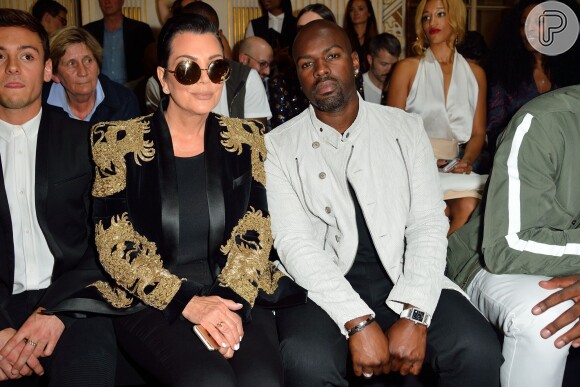 Kris Jenner repete blazer com ouro usado por Justin Bieber em evento