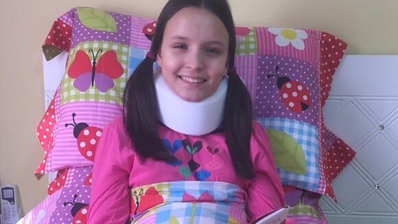 Larissa Manoela usa colar cervical após acidente: 'Meu pescoço ainda dói'