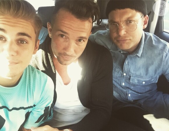 Justin Bieber posa com amigos na Austrália onde participa de evento religioso