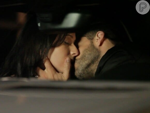 Gabo (Henri Casteli) levou Ximena (Caroline Abras) para jantar e a beijou, na novela 'I Love Paraisópolis'