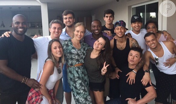 Neymar foi depois para um festa na casa de Thiaguinho e Fernanda Souza, onde se encontrou com Angélica e Luciano Huck