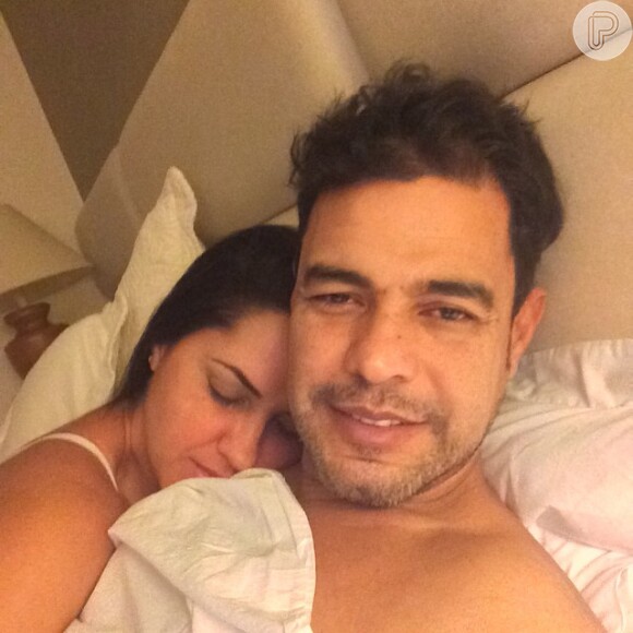 Zezé di Camargo postou uma foto deitado na cama na companhia de Graciele Lacerda, na manhã de segunda-feira, dia 29 de junho de 2015, e foi repreendido pela sogra: 'Desgrudem'