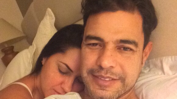 Zezé Di Camargo posa com Graciele Lacerda na cama e sogra dispara: 'Desgrudem'