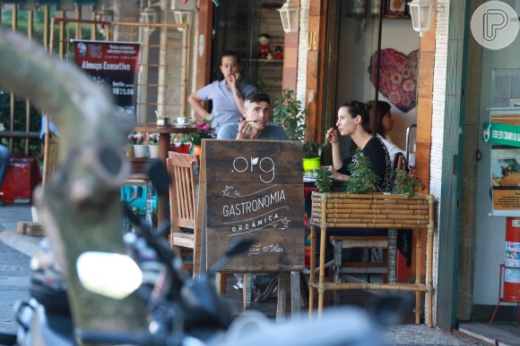 Reynaldo Gianecchini e a amiga gravaram cenas externas de 'Verdades Secretas' na Barra da Tijuca, Zona Oeste do Rio, e  seguiram para o restaurante
