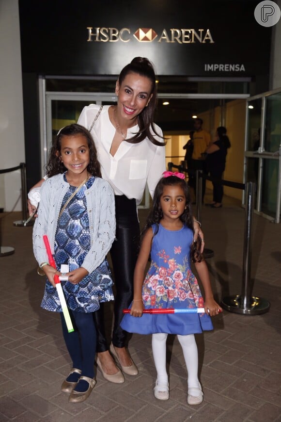 Tania Kalill também levou as filhas, Isabella e Laura, para assistir ao show de Violletta, cantora famosa por interpretar uma artista em uma séria da Disney nos Estados Unidos