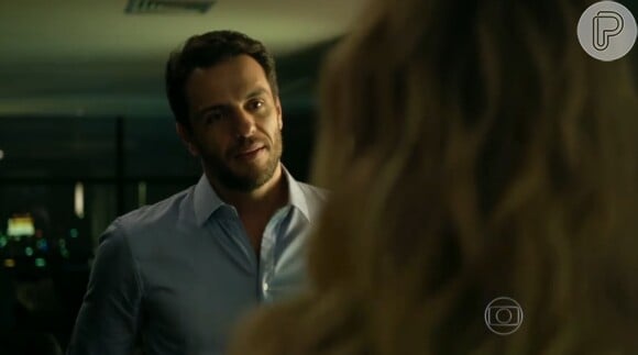 Em 'Verdades Secretas', Alex (Rodrigo Lombardi) recebeu Larissa (Grazi Massafera) para um programa, na mesma suíte de hotel que encontrava Angel (Camila Queiroz)