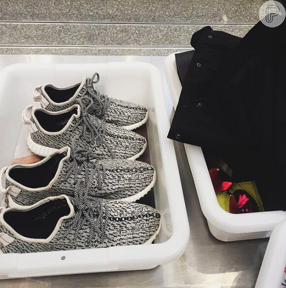 Kylie Jenner, irmã de Kim Kardashian, publicou um registro na sua rede social exibindo dois pares do tênis na esteira de aeroporto momentos antes de embarcar