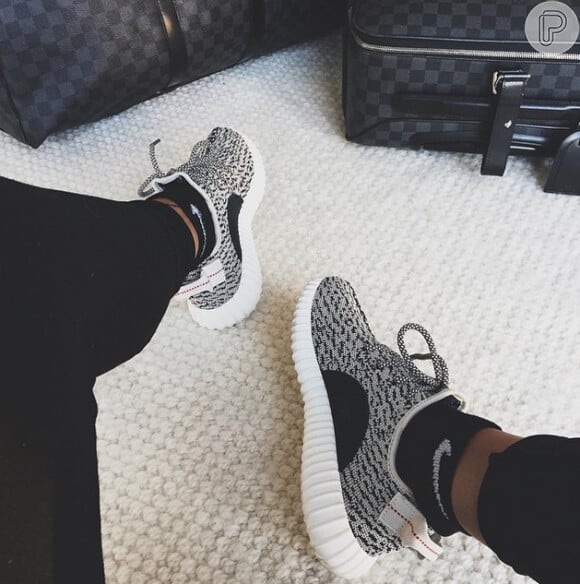 Kylie Jenner parece ser uma entusiasta dos calçado esportivos. Recentemente, a cunhada de Kanye West postou uma foto em seu Instagram usando os pares antes de se exercitar