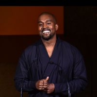 Tênis desenhado por Kanye West esgota em 15 minutos e já vale R$ 30 mil na web