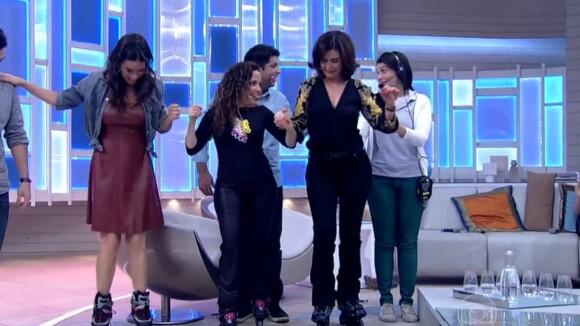 Fátima Bernardes dança sobre patins durante o 'Encontro': 'Olha a situação'