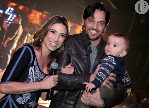 Patricia Abravanel recebeu a visita do filho Pedro e do marido Fábio Faria na gravação do seu programa 'Máquina da Fama', no SBT