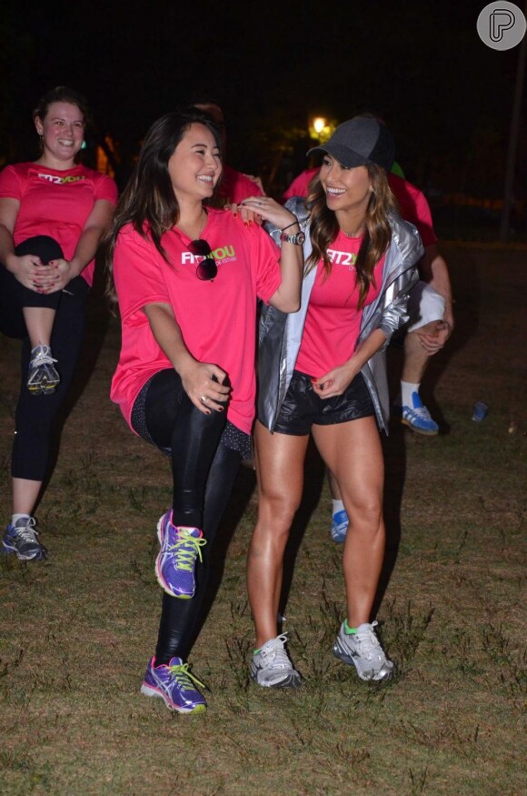 Sabrina ao lado da irmã, Karina Sato durante evento no último Dia das Mães