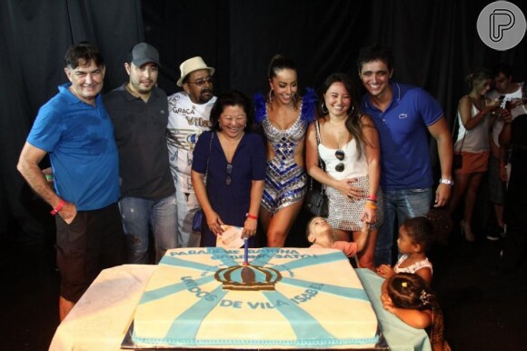 Sabrina Sato reuniu a familia na quadra da escola de samba Vila Isabel para comemorar seu aniversário