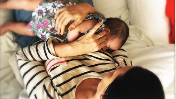 Carolina Ferraz posta foto amamentando a filha, Anna Izabel: 'Minha princesinha'