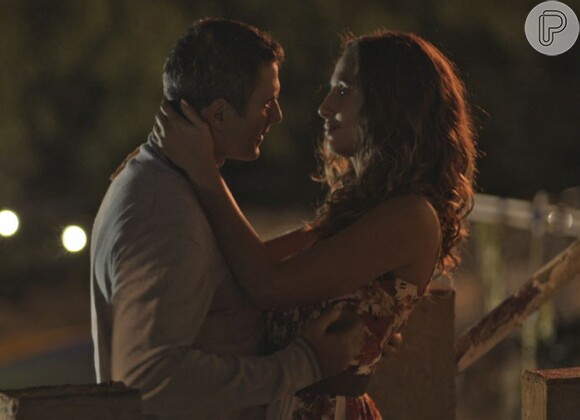 Regina (Camila Pitanga) ganha um vestido de presente de Carlos Alberto (Marcos Pasquim), na novela 'Babilônia'